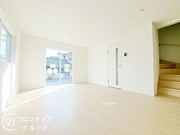 フローリングは、日常生活で床材の受ける様々な傷や、温度・湿度変化によるひび割れの発生を大幅に抑える特殊加工を施工済みです!