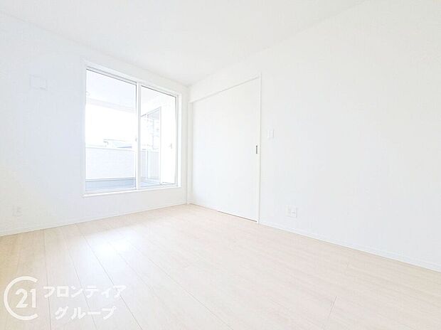 こちらのお部屋はバルコニーに面しており、日当たり、通風ともに良好です!