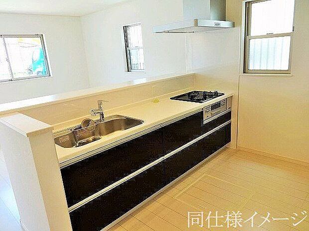 \同仕様写真/人工大理石カウンタートップ・ガラストップコンロを採用しており、お掃除ラクラク!奥様に嬉しい機能がたくさんついており、毎日のお料理も楽しくなりそうですね!