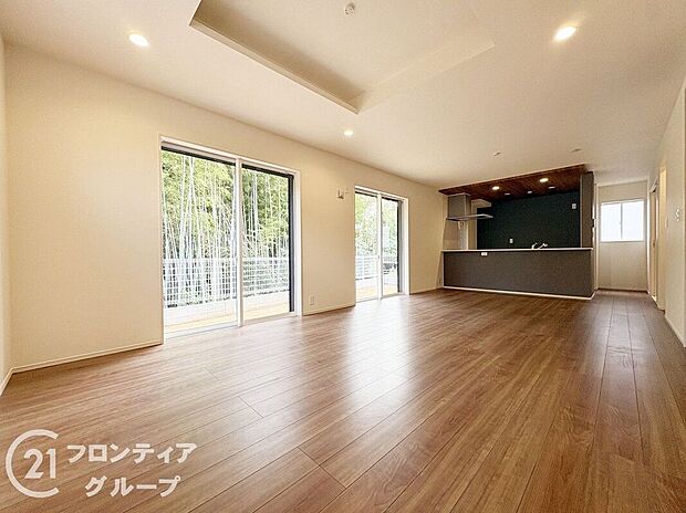 LDKには大きな窓からたくさんの光が入り、明るく、開放的な空間を演出してくれます。お友達が遊びに来た時も自慢のリビングになりますね！