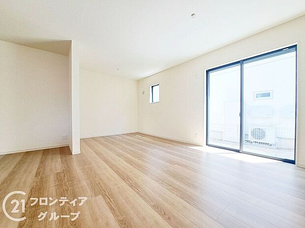 LDKには大きな窓からたくさんの光が入り、明るく、開放的な空間を演出してくれます。お友達が遊びに来た時も自慢のリビングになりますね！