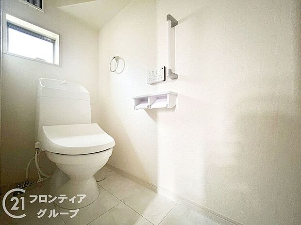 【トイレ】便器にふちがなく、汚れが隠れて見えない部分が極端に少なくなっており、お手入れも楽々！スピーディでパワフルな洗浄力を実現しています！