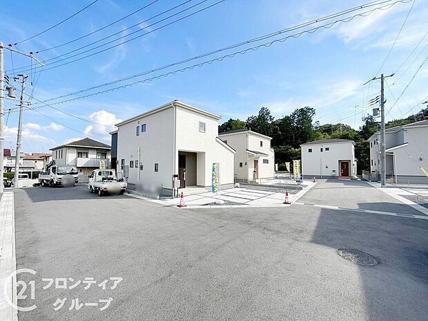 【前面道路含む外観】現地ご案内とともに住宅ローンのご相談も承ります！実際の道路幅や雰囲気は、ぜひ一緒に現地で確認いたしましょう