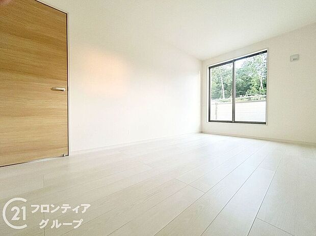 【寝室】室内はシンプルな仕様となっており、それぞれの好みに合わせたインテリアで、趣味に合わせてレイアウトしやすくなっております。