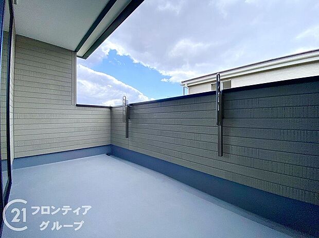 【バルコニー】広めのバルコニーは陽当たりもよく、洗濯物もすっきり乾きそう。椅子やグリーンを置いて、自分だけのリラックス空間にも。暮らしに彩りを与える心地よい屋外スペースです。