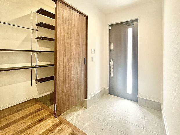 【玄関】玄関は収納も多くすっきりとした印象を与えます。色味もお家全体のテイストが反映されておりおしゃれです。土間と繋がったSICが魅力的。