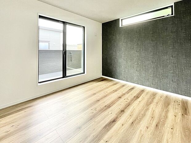 【寝室】バルコニーに面しており明るい陽がたっぷり差し込む居室。どの部屋にも収納スペースがあり、片付けも快適に。