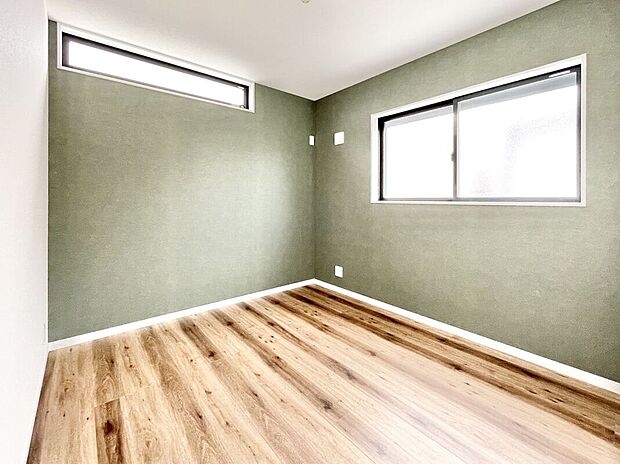 【子供部屋】明るく綺麗なクロスがアクセントの居室。窓も大きく日当たりも良好です。フローリングでお掃除もらくらく。