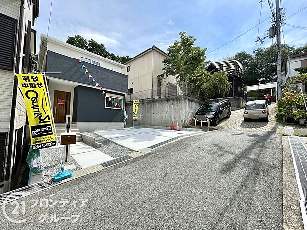 【前面道路含む外観】道路との段差が少なく、車の出し入れがしやすい前面環境。通行量も落ち着いており、騒音も少ないため、日常的に安心して過ごせる住まいです。お子様やご高齢の方にも優しい立地条件が整っています。