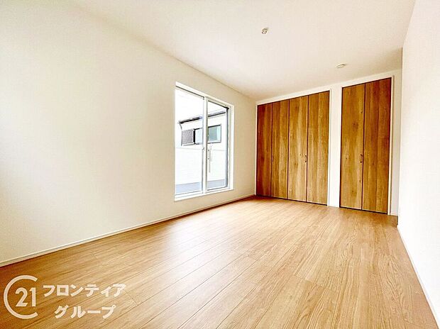 【寝室】一日の終わりに心からくつろげる寝室。静かで心地よい環境が整っており、読書や音楽など自分時間にもぴったり。ライフスタイルに寄り添った設計が、住まう方の快眠をサポートしてくれます。