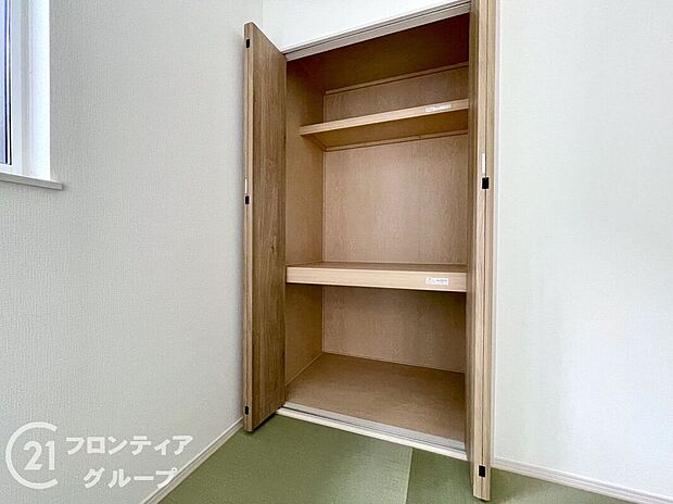 【収納】壁面を活かした収納付きの洋室は、見た目もすっきりとした印象。普段使いの衣類やバッグ類、備品もきちんと整理でき、空間に余裕が生まれます。インテリアの幅も広がる実用的な設計です。