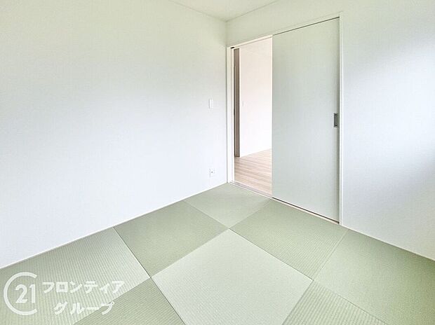 【子供部屋】新しいい草香る畳スペースは、使い方色々！客室やお布団で寝るときにぴったりの空間ですね。