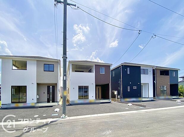 【外観】外壁は、汚れにくくメンテナンスのしやすいサイディング材を採用！色あせや日焼けが目立ちにくく、メンテナンス費用も軽減できます。また、ひび割れや破損に強いので安心してお住まいして頂けますね。