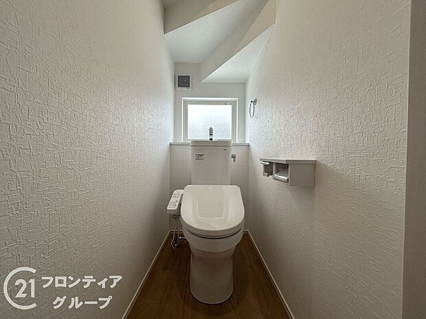【トイレ】スタイリッシュな内装と使いやすいレイアウトが魅力のトイレ。省スペースながら収納力もあり、掃除しやすさにも配慮された素材選びがされています。来客時にも好印象を与える空間です。