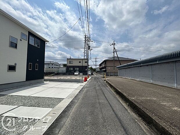 【前面道路含む外観】前面道路はしっかりと幅があり、見通しも良好。車の出し入れや歩行者の通行も安心して行える環境です。閑静な住宅街に位置し、騒音の心配も少なく、落ち着いた住環境で快適な暮らしが叶います。