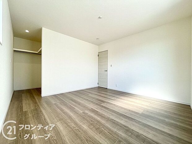【寝室】室内はシンプルな仕様となっており、それぞれの好みに合わせたインテリアで、趣味に合わせてレイアウトしやすくなっております。