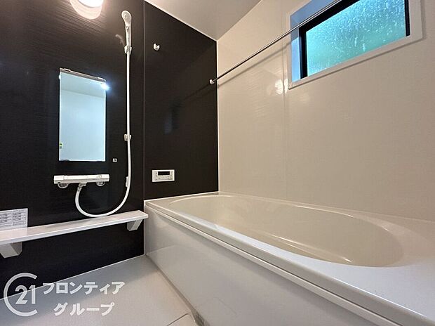 【バス】浴槽は環境にやさしい節水タイプを採用。浴槽内ステップで半身浴や親子入浴も楽しめるので、毎日のバスタイムをエコで素敵に演出してくれる小窓付きの浴室です