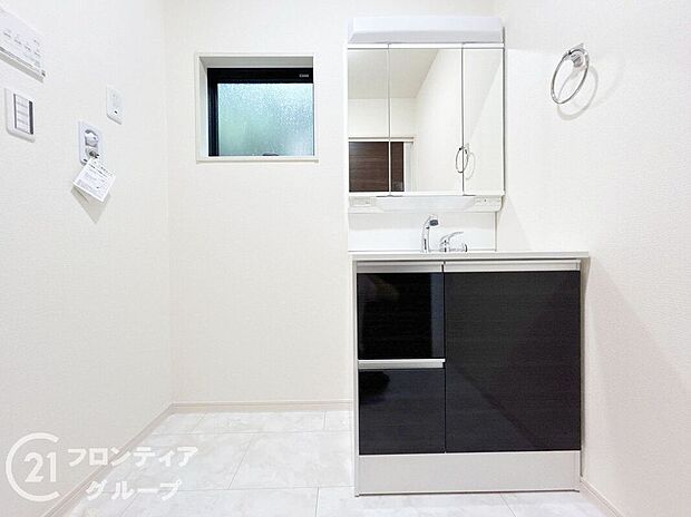 【洗面】曇り止めヒーター付きのミラーキャビネットを採用しております。ミラーの内側がすべて収納スペースになっているので、スタイリング剤や歯ブラシなどの収納に便利ですね。