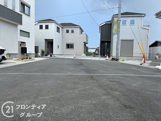 【前面道路含む外観】道路との段差が少なく、車の出し入れがしやすい前面環境。通行量も落ち着いており、騒音も少ないため、日常的に安心して過ごせる住まいです。お子様やご高齢の方にも優しい立地条件が整っています。