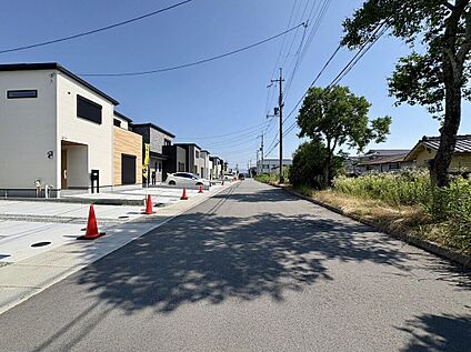 前面道路含む外観
