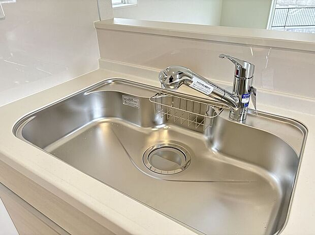 【その他設備】蛇口の先端に浄水器を内蔵。場所をとらない浄水器です。