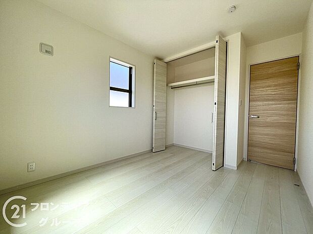 【子供部屋】明るく広々とした子供部屋は、成長に合わせて使い方が広がる柔軟な空間。スペースを有効に活用でき、自由にレイアウトできるため、元気いっぱいに過ごせる、快適で楽しい環境が整い、心地よい日々が待っています。