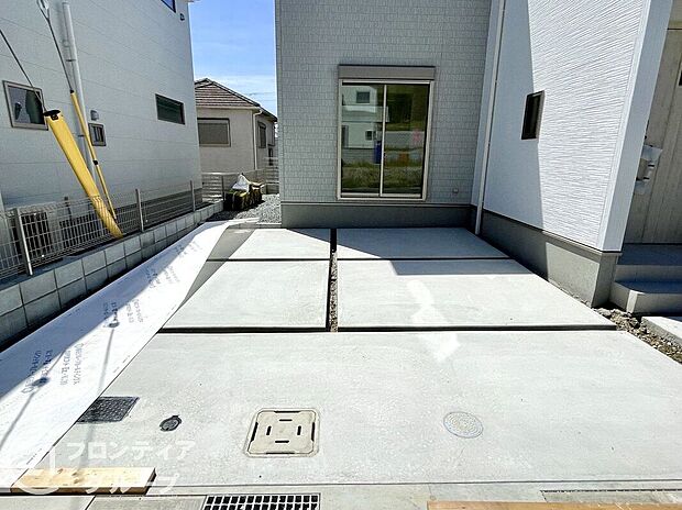 【駐車場】駐車場は広々としており、車の出入りがスムーズで使いやすいです。整然とした環境が保たれ、安心して日常的に利用でき、生活の利便性が高まり、駐車スペースの管理も行き届いています。