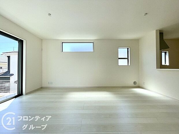 【リビング】LDKには大きな窓からたくさんの光が入り、明るく、開放的な空間を演出してくれます。お友達が遊びに来た時も自慢のリビングになりますね！