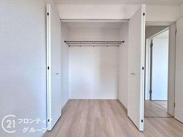 【収納】整理整頓がしやすく、暮らしをサポートする収納スペース。日常使いの小物から大きな荷物までしっかり収まり、空間を有効活用できます。家族の暮らしをよりスマートに演出してくれる心強いスペースです。