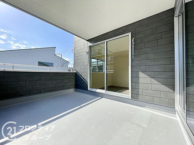 【バルコニー】日当たりの良いバルコニーは、お洗濯が多いときも安心！たくさん干してもカラっと乾きそうです！