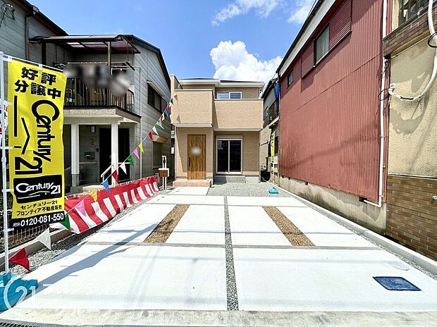 【駐車場】戸建て住宅には、十分な広さを確保した駐車スペースが完備。車を安全に保管できるだけでなく、日常的に便利に使用できる設計です。整然とした環境が整い、家族全員が快適に利用できる駐車場です。