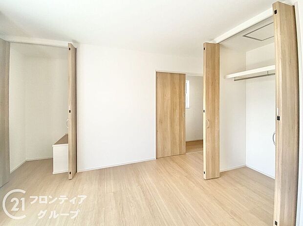 【寝室】ゆったりとした広さの寝室は、落ち着いた内装が魅力。窓からはやわらかな光が差し込み、心地よい朝を迎えられます。プライベートな時間をしっかり確保できる癒しの空間が整っており、安らぎのひとときを提供します。