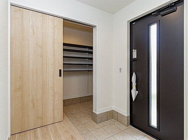 【建物プラン例　（内観写真）】【施工例／シューズクローク】広いシューズクロークで玄関がすっきり。スノーボード、キャンプ用品などの大型荷物もしまえます。また通り抜けができる為、靴が散らかないのも魅力◎