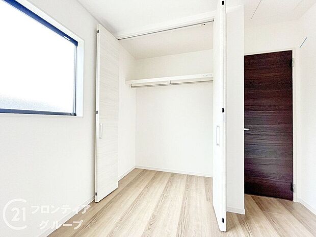 【収納】洋室にはクローゼットを備え、衣類や日用品、小物雑貨までしっかり収納可能。居室スペースを広く使えるため、家具のレイアウトもしやすく、より快適で自分らしい暮らしが実現します。