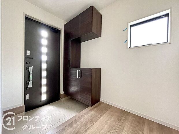 【玄関】清潔感ある玄関まわりは、明るく開放的な印象。玄関収納も充実しており、ご家族の成長やライフスタイルの変化にも柔軟に対応可能。実用性とデザイン性を兼ね備えたスペースです。