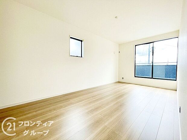 【寝室】室内はシンプルな仕様となっており、それぞれの好みに合わせたインテリアで、趣味に合わせてレイアウトしやすくなっております。