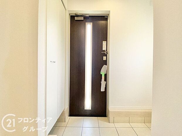 【玄関】戸建の玄関は、落ち着いた色合いのドアと洗練されたデザインが特徴で、住まいの顔として訪れる人に好印象を与えます。周囲との調和も美しく、安心感を与える入り口で、スタイリッシュさも感じられます。