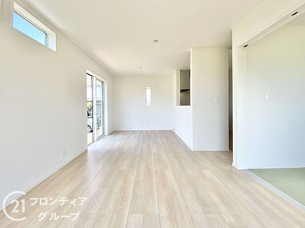 【リビング】LDKには大きな窓からたくさんの光が入り、明るく、開放的な空間を演出してくれます。お友達が遊びに来た時も自慢のリビングになりますね!