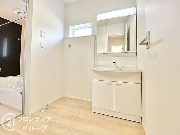 【洗面】洗練されたデザインの洗面スペースは、清潔感のある色合いと機能的な設計が魅力。朝の準備や夜のケアタイムも快適にこなせるとともに毎日を心地よく支えてくれます。