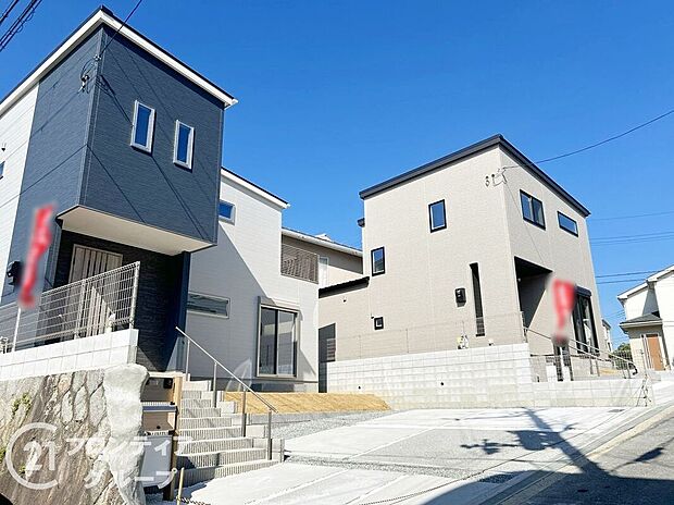 【駐車場】駐車場は広めで、車の出し入れがしやすく、日々の生活が便利になります。整備されたスペースで、車の保管も安心して行え、車両の保護にも配慮された設計で、長期的に安心して使用できます。