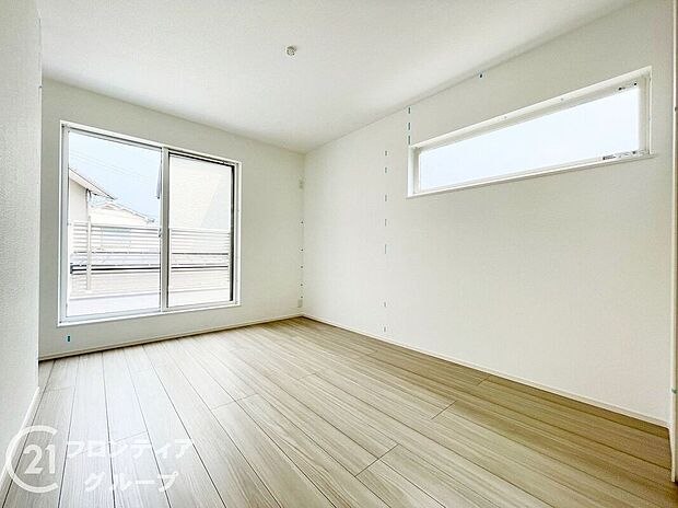 【寝室】落ち着いた色合いとシンプルな内装が魅力の寝室。ゆとりある空間で家具の配置もしやすく、快適な眠りとリラックスタイムを演出します。採光や通風も良好で、一日の疲れを癒す理想のプライベート空間です。