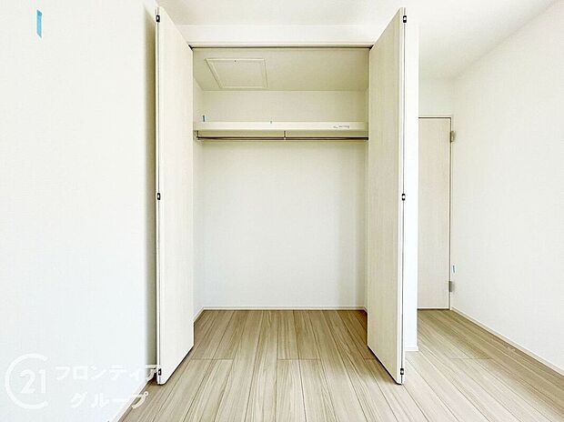 【収納】整理整頓がしやすく、暮らしをサポートする収納スペース。日常使いの小物から大きな荷物までしっかり収まり、空間を有効活用できます。家族の暮らしをよりスマートに演出してくれる心強いスペースです。