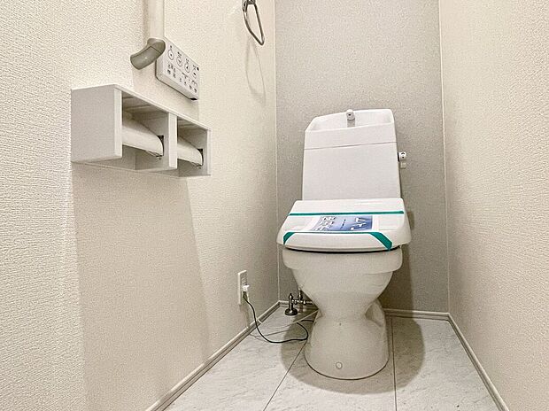 【トイレ】トイレは１階と２階の２カ所に設置！階段を上り下りせずに使用できるので、高齢の方にも安心です！