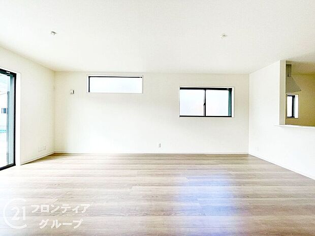 【リビング】LDKには大きな窓からたくさんの光が入り、明るく、開放的な空間を演出してくれます。お友達が遊びに来た時も自慢のリビングになりますね!