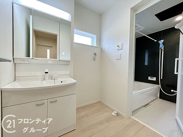 【洗面】小窓付きの洗面室は、毎朝心地よい光を運んでくれるので、すがすがしい気持ちで1日をスタートできます!