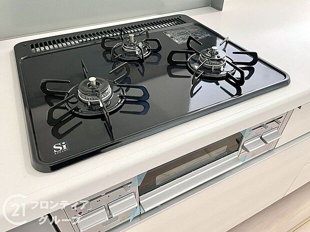 【その他設備】使い勝手のよい三つ口コンロです。ビルトインコンロで吹きこぼれのお掃除もらくらく