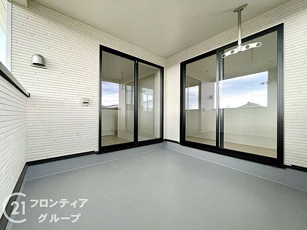 【バルコニー】ゆったりとした広さが魅力の屋根付きバルコニー。家族分の洗濯物や布団を一度に干せるだけでなく、グリーンを置いて趣味空間としても活用できます。日常にリラックスをもたらす気持ちのいい場所です。