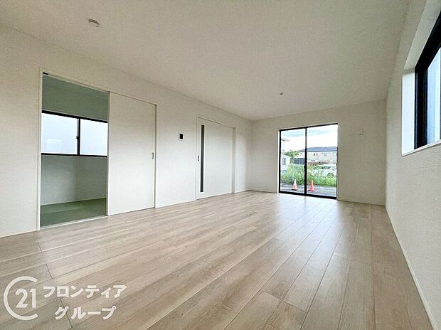 【リビング】LDKには大きな窓からたくさんの光が入り、明るく、開放的な空間を演出してくれます。お友達が遊びに来た時も自慢のリビングになりますね!