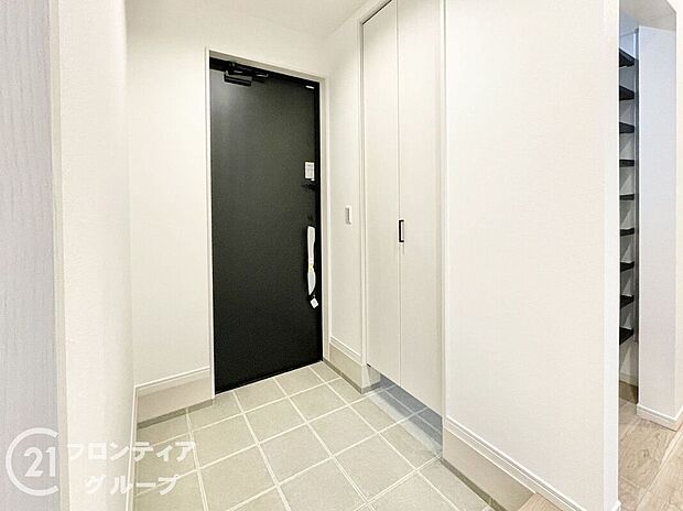 【玄関】清潔感ある玄関まわりは、明るく開放的な印象。玄関収納も充実しており、ご家族の成長やライフスタイルの変化にも柔軟に対応可能。実用性とデザイン性を兼ね備えたスペースです。