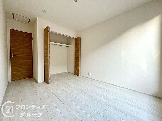 【寝室】こちらのお部屋はバルコニーに面しており、日当たり、通風ともに良好です！お布団などもサッと干せて便利ですね！